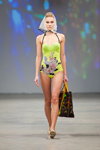 Desfile de Sin on the Beach — Riga Fashion Week SS14 (looks: traje de baño con flores amarillo)