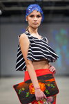 Modenschau von Sin on the Beach — Riga Fashion Week SS14 (Looks: blauer Hut, gestreiftes schwarz-weißes kurzes Top)