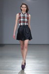 Паказ Irina Skladnova — Riga Fashion Week AW13/14 (нарады і вобразы: клятчастая блуза без рукавоў, чорная спадніца міні)