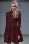 Modenschau von Irina Skladnova — Riga Fashion Week AW13/14 (Looks: Burgunder farbenes Kleid mit Reißverschluss)