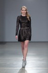 Pokaz Irina Skladnova — Riga Fashion Week AW13/14 (ubrania i obraz: sukienka czarna, botki damskie szare)