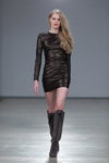 Показ Irina Skladnova — Riga Fashion Week AW13/14 (наряди й образи: сірі чоботи, чорна облягаюча сукня міні)