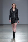 Modenschau von Irina Skladnova — Riga Fashion Week AW13/14 (Looks: schwarze Biker-Lederjacke, schwarze Stiefel)