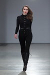 Pokaz Irina Skladnova — Riga Fashion Week AW13/14 (ubrania i obraz: kombinezon czarny, kozaki czarne)