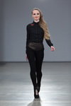 Показ Irina Skladnova — Riga Fashion Week AW13/14 (наряди й образи: чорна блуза, чорні легінси)