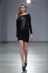 Modenschau von Irina Skladnova — Riga Fashion Week AW13/14 (Looks: schwarzes anliegendes Mini Kleid)