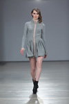 Modenschau von Irina Skladnova — Riga Fashion Week AW13/14 (Looks: graues Mini Kleid aus Strickware, schwarze Stiefeletten)