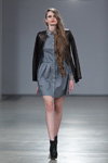 Modenschau von Irina Skladnova — Riga Fashion Week AW13/14 (Looks: graues Hemdblusenkleid, schwarze Stiefeletten, schwarze Lederjacke)