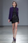 Desfile de Irina Skladnova — Riga Fashion Week AW13/14 (looks: americana índigo, falda negra corta, blusa de cuadros)