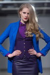 Desfile de Irina Skladnova — Riga Fashion Week AW13/14 (looks: americana azul, blusa violeta, chaleco violeta, falda corta)
