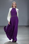 Modenschau von Irina Skladnova — Riga Fashion Week AW13/14 (Looks: purpurrotes Abendkleid, weißer Blazer)