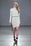 Показ Irina Skladnova — Riga Fashion Week AW13/14 (наряди й образи: блонд (колір волосся), трикотажна біла сукня міні, чорні босоніжки)