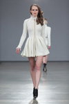 Показ Irina Skladnova — Riga Fashion Week AW13/14 (наряды и образы: белое платье мини, чёрные ботильоны)