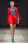 Modenschau von Skladnova — Riga Fashion Week SS14 (Looks: karierte blau-weiße Bluse, roter Damen Anzug (Blazer, Rock), Zopf)