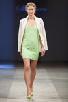 Modenschau von Skladnova — Riga Fashion Week SS14 (Looks: hellgrünes Mini Kleid, weißer Blazer, hellgrüne Pumps)