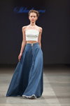 Pokaz Skladnova — Riga Fashion Week SS14 (ubrania i obraz: krótki top biały, dżinsowa spódnica maksi błękitna)