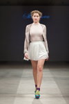 Pokaz Skladnova — Riga Fashion Week SS14 (ubrania i obraz: spódnica mini biała, żakiet beżowy)