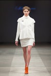 Pokaz Skladnova — Riga Fashion Week SS14 (ubrania i obraz: sukienka mini dzianinowa biała, kamizelka biała)