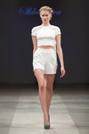 Pokaz Skladnova — Riga Fashion Week SS14 (ubrania i obraz: top biały, szorty białe, półbuty szare)