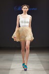 Desfile de Skladnova — Riga Fashion Week SS14 (looks: top con cremallera blanco, falda con flores cuero corta)