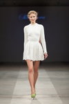 Modenschau von Skladnova — Riga Fashion Week SS14 (Looks: weißes Mini Kleid aus Strickware, hellgrüne Pumps)