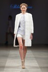 Desfile de Skladnova — Riga Fashion Week SS14 (looks: abrigo blanco, short blanco)
