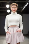 Desfile de Skladnova — Riga Fashion Week SS14 (looks: jersey blanco, falda blanca)