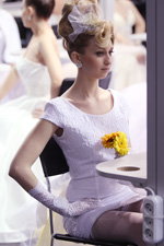 Brautfrisuren — Roza vetrov - HAIR 2013. Teil 1 (Looks: weißes Hochzeitskleid, weiße Handschuhe aus Guipure-Spitze, weiße Halterlose Strümpfe mit Streifen-Abschluss)