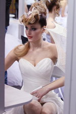 Brautfrisuren — Roza vetrov - HAIR 2013. Teil 1 (Looks: weißer Regenschirm, Hochzeitskleid mit Ausschnitt, weiße Netzstrumpfhose)
