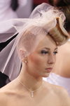 "Róża Wiatrów HAIR 2013": fryzury ślubne (juniorzy). Część 1 (ubrania i obraz: welon biały, blond (kolor włosów))