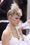 Brautfrisuren — Roza vetrov - HAIR 2013. Teil 1 (Looks: weißes Hochzeitskleid mit Ausschnitt, blonde Haare)