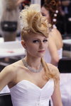 "Роза Ветров HAIR 2013": причёска новобрачной (юниоры). Часть 1 (наряды и образы: белое свадебное платье с декольте, блонд (цвет волос))