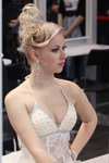 "Роза вітрів HAIR 2013": зачіска нареченої (юніори). Частина 1 (наряди й образи: біла весільна сукня з декольте, блонд (колір волосся))