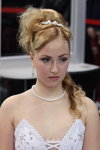 "Роза Ветров HAIR 2013": причёска новобрачной (юниоры). Часть 1 (наряды и образы: белое свадебное платье с декольте)