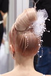 "Róża Wiatrów HAIR 2013": fryzury ślubne (juniorzy). Część 1 (ubrania i obraz: suknia ślubna na ramiączkach z dekoltem biała, blond (kolor włosów))