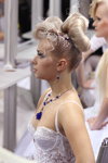 "Роза Ветров HAIR 2013": причёска новобрачной (юниоры). Часть 1 (наряды и образы: белое гипюровое свадебное платье, блонд (цвет волос))