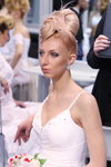 "Роза Ветров HAIR 2013": причёска новобрачной (юниоры). Часть 1 (наряды и образы: белое свадебное платье на бретелях с декольте, блонд (цвет волос))