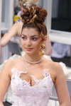 Brautfrisuren — Roza vetrov - HAIR 2013. Teil 1 (Looks: weißes Hochzeitskleid mit Ausschnitt)