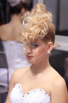 "Róża Wiatrów HAIR 2013": fryzury ślubne (juniorzy). Część 1 (ubrania i obraz: suknia ślubna biała, blond (kolor włosów))