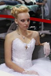 "Роза Ветров HAIR 2013": причёска новобрачной (юниоры). Часть 1 (наряды и образы: белые прозрачные перчатки, белое свадебное платье с декольте, блонд (цвет волос))