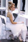 Brautfrisuren — Roza vetrov - HAIR 2013. Teil 1 (Looks: weißes Hochzeitskleid, goldene Sandaletten, weiße transparente Strumpfhose)