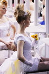Brautfrisuren — Roza vetrov - HAIR 2013. Teil 1 (Looks: weißes Hochzeitskleid, weiße Handschuhe aus Guipure-Spitze, weiße Halterlose Strümpfe mit Streifen-Abschluss)