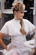 "Роза вітрів HAIR 2013": зачіска нареченої (дорослі). Частина 2 (наряди й образи: біла весільна сукня, білі прозорі рукавички, білі панчохи з мереживною гумкою, блонд (колір волосся))