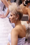 "Róża Wiatrów HAIR 2013": fryzury ślubne (dorośli). Część 2 (ubrania i obraz: suknia ślubna biała, blond (kolor włosów))