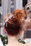 "Róża Wiatrów HAIR 2013": fryzury ślubne (dorośli). Część 2 (ubrania i obraz: suknia ślubna biała, rude włosy)