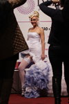 "Роза Ветров HAIR 2013": причёска новобрачной (взрослые). Часть 2 (наряды и образы: белое свадебное платье, белые чулки с кружевной резинкой, блонд (цвет волос), чёрно-белые босоножки)