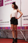 Day Style — Roza vetrov - HAIR 2013 (Looks: weißer Top aus Guipure-Spitze, schwarze Shorts)