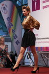 Day Style — Roza vetrov - HAIR 2013 (looks: blusa con estampado de leopardo, falda negra corta, zapatos de tacón negros)
