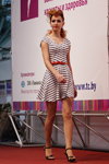 Day Style — Roza vetrov - HAIR 2013 (Looks: gestreiftes schwarz-weißes Kleid, schwarze Sandaletten)