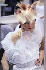 "Róża Wiatrów HAIR 2013": wieczorowa fryzura dla kobiet (ubrania i obraz: suknia koktajlowa biała, blond (kolor włosów))